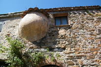 Bread oven on a Castelnou faade	